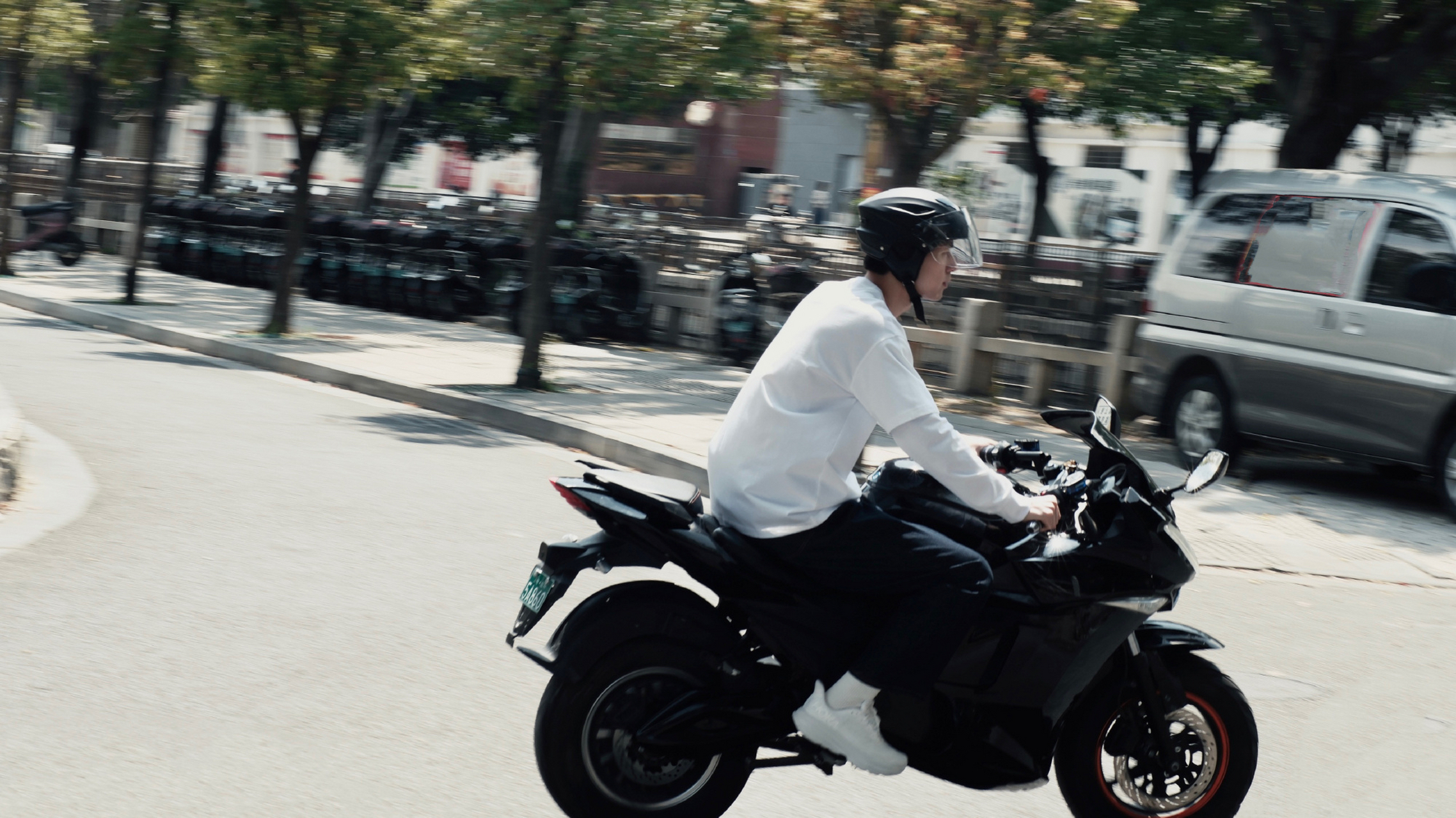 李现简单的白体恤 白运动鞋,这个很酷90了,一定要闪闪发光呀!