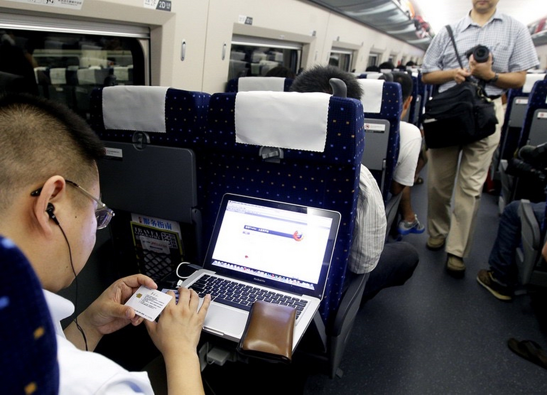 不可能有人为了体现自己的优越感,在高铁上故意打开电脑吧.