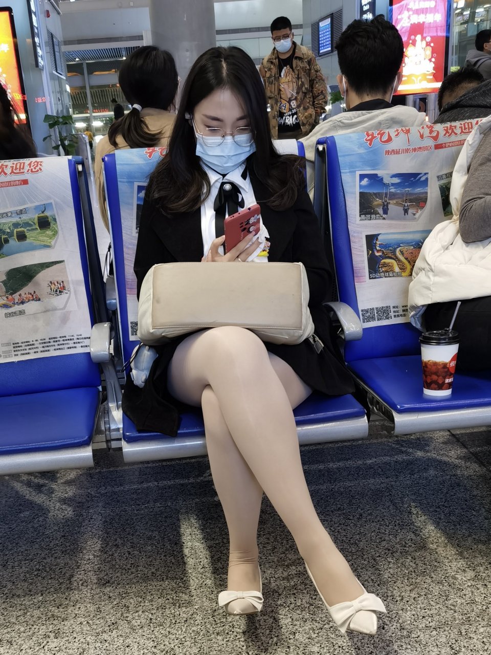 微胖系女生穿搭分享: 眼镜搭配肉丝丝袜, 高跟搭配蝴蝶结.