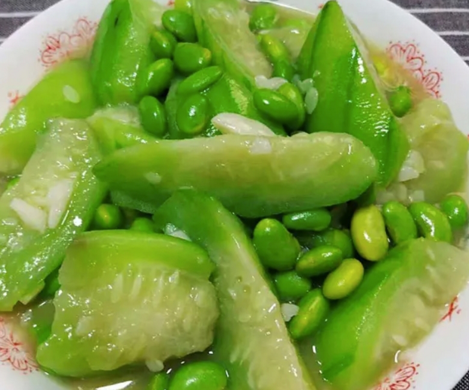 我的美食分享#  丝瓜炒毛豆  食材:丝瓜,毛豆,大蒜.