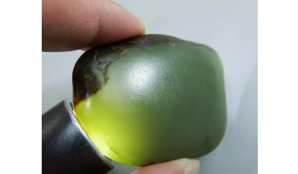 透闪石玉是和田玉吗