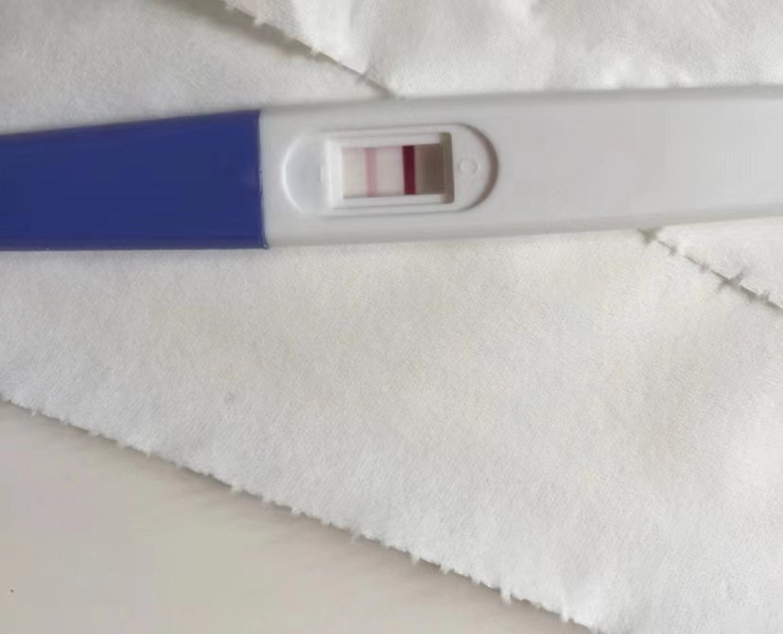 有朋友咨询,验孕棒一深一浅是怎么回事?