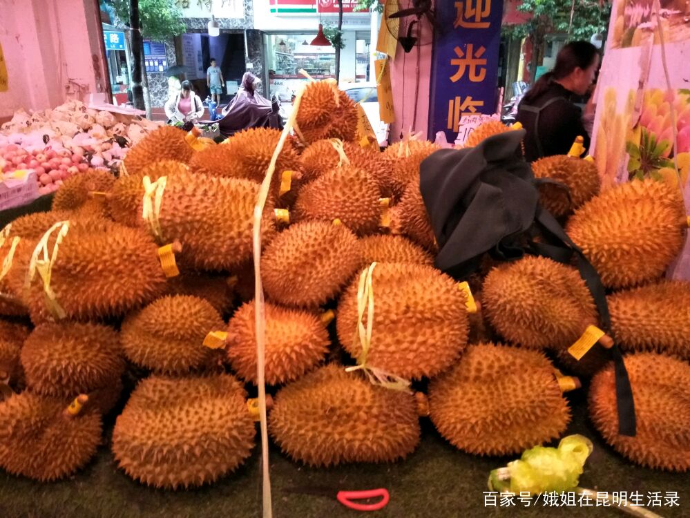 昆明連續下雨,這家水果店的西瓜僅賣1塊錢1公斤,別的水果什麼價