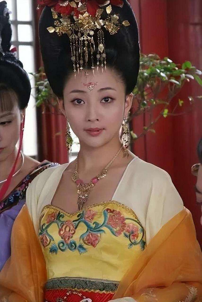 殷桃嘴上的痣难模仿,这颗唇上痣让她更有辨识度,看起来更娇羞可爱