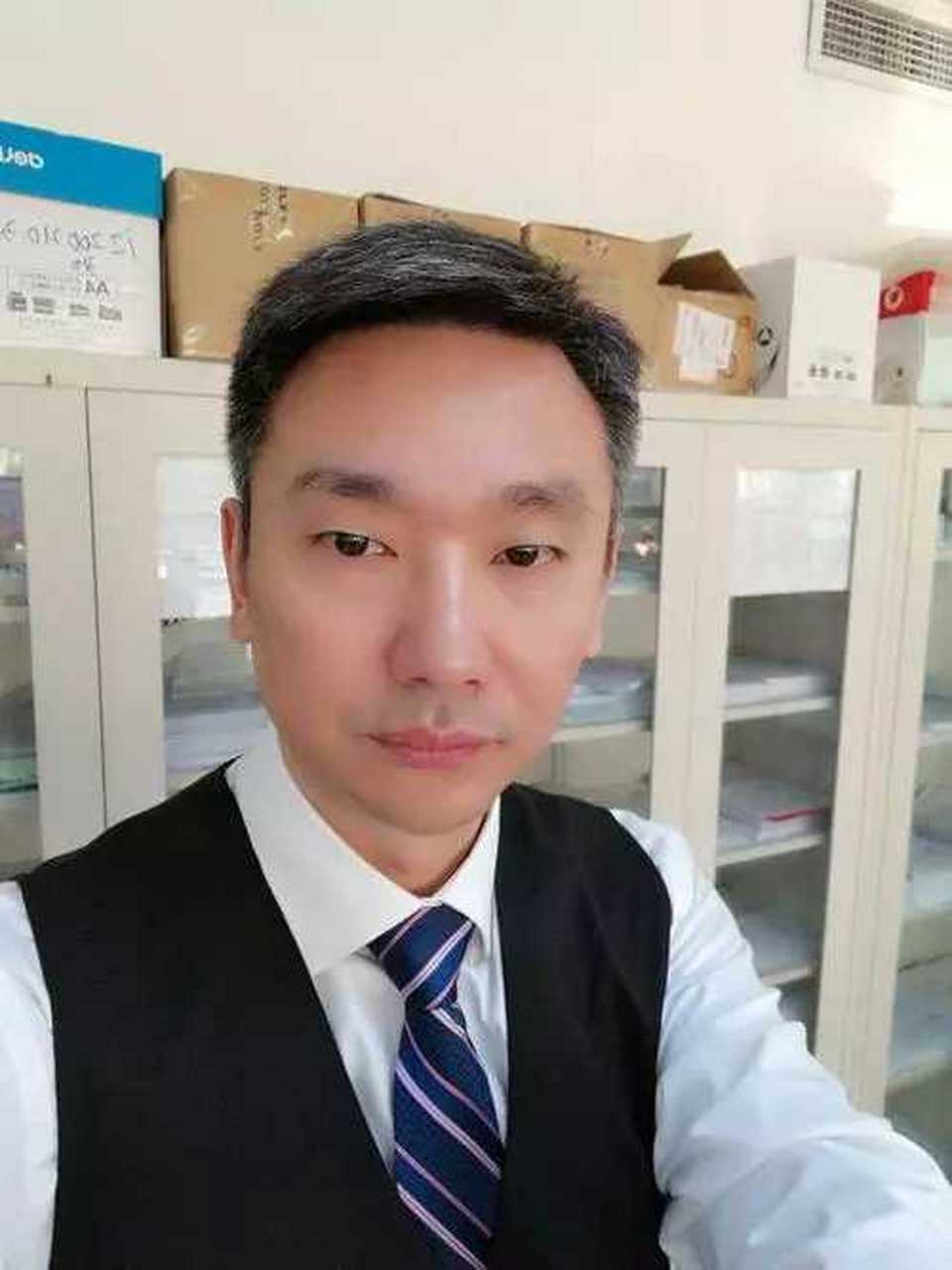 过了几分钟,领导又打了三次,待在产房的妻子对我说:"快接听吧,万一有