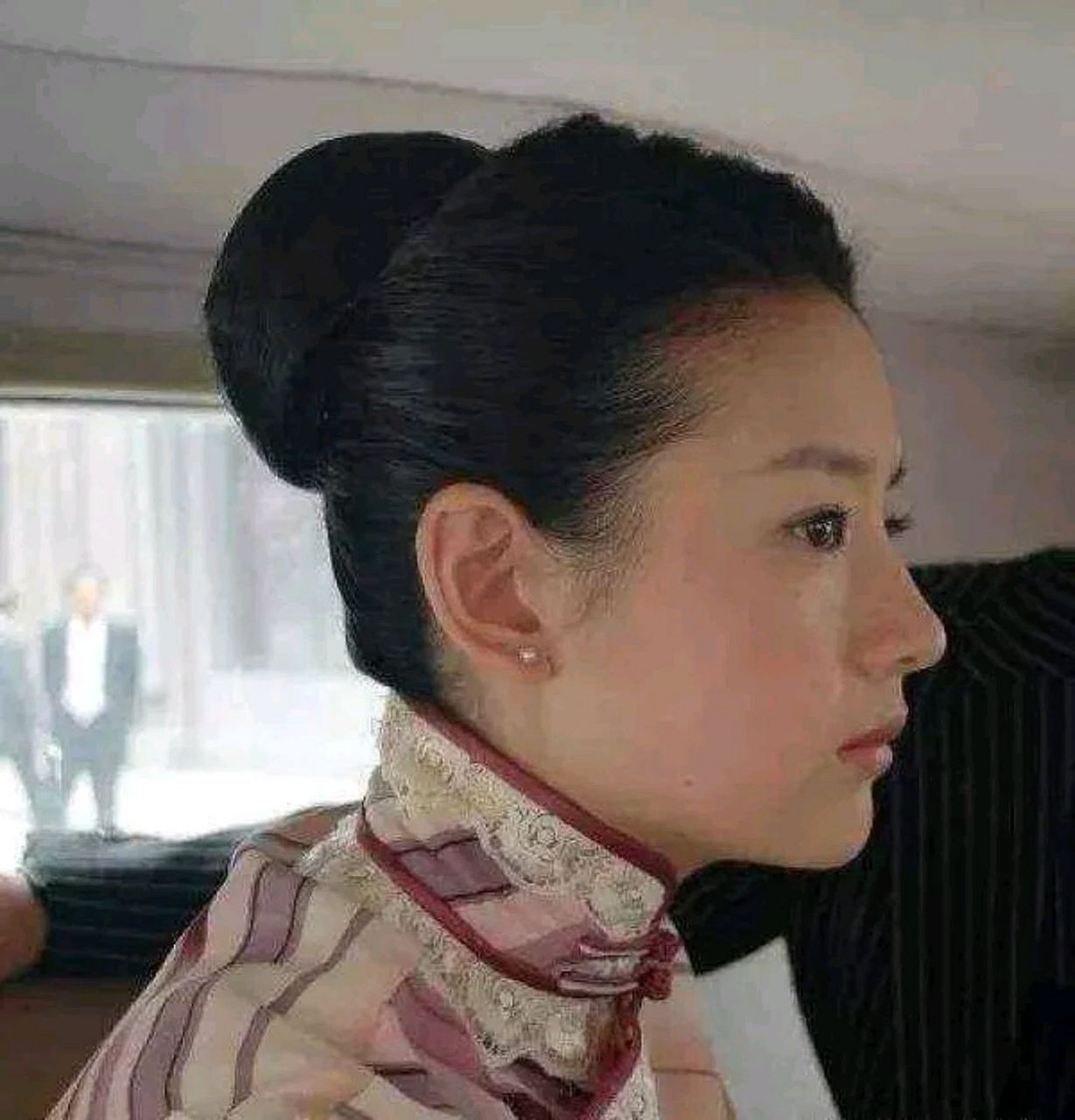 董洁的侧面在娱乐圈也是数一数二的美了,她的侧颜比正面更惊艳一点,看