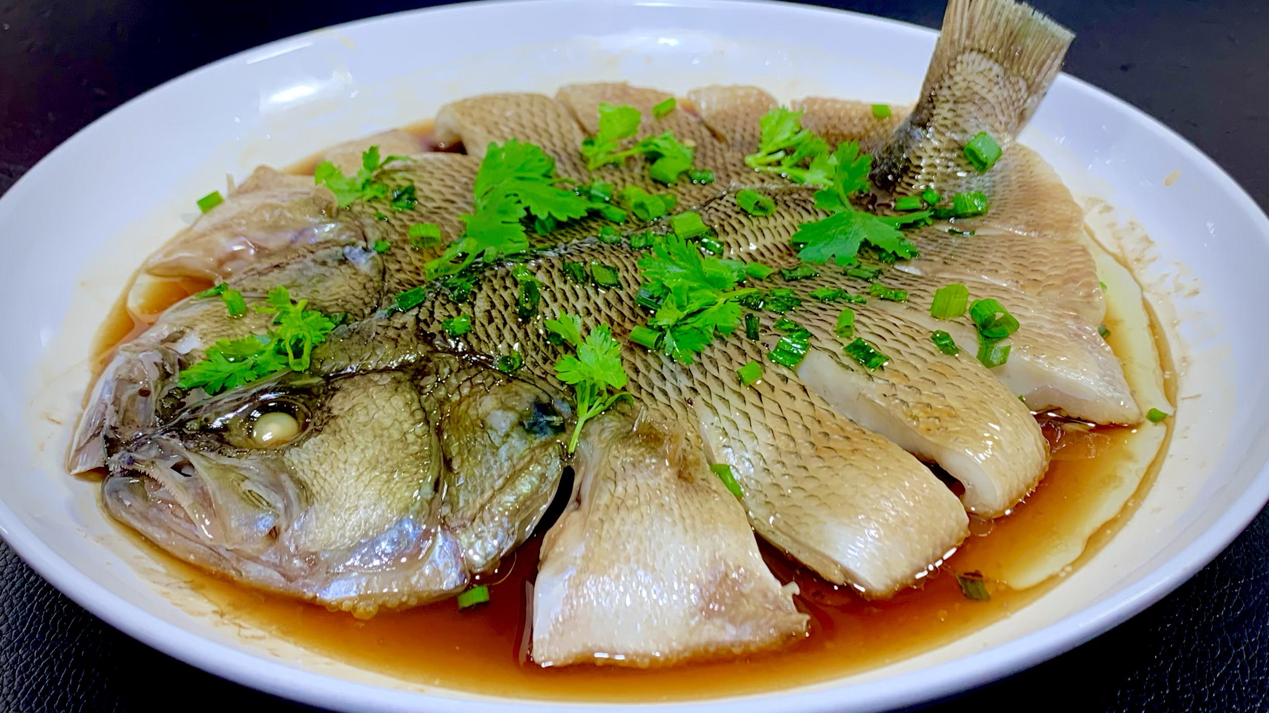 清蒸鲈鱼时，切记不要用盐和料酒腌制，教你一招，鱼肉嫩嫩超美味