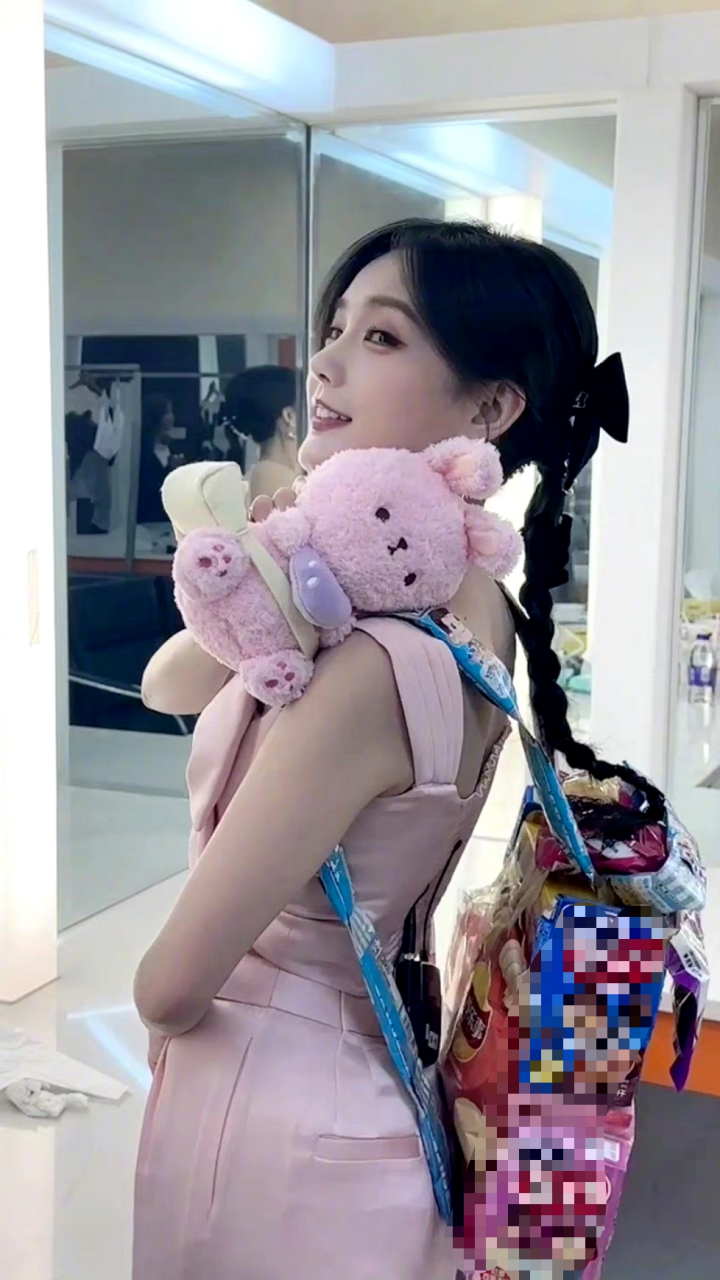 李一桐光脚放飞机座椅上# 李一桐光脚躺坐在飞机座椅上引发热议,有