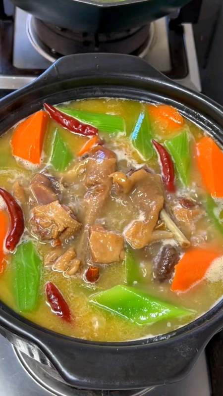 风干鸡火锅真的太香了,就是这个味, 肉质紧实腊香味十足-度小视