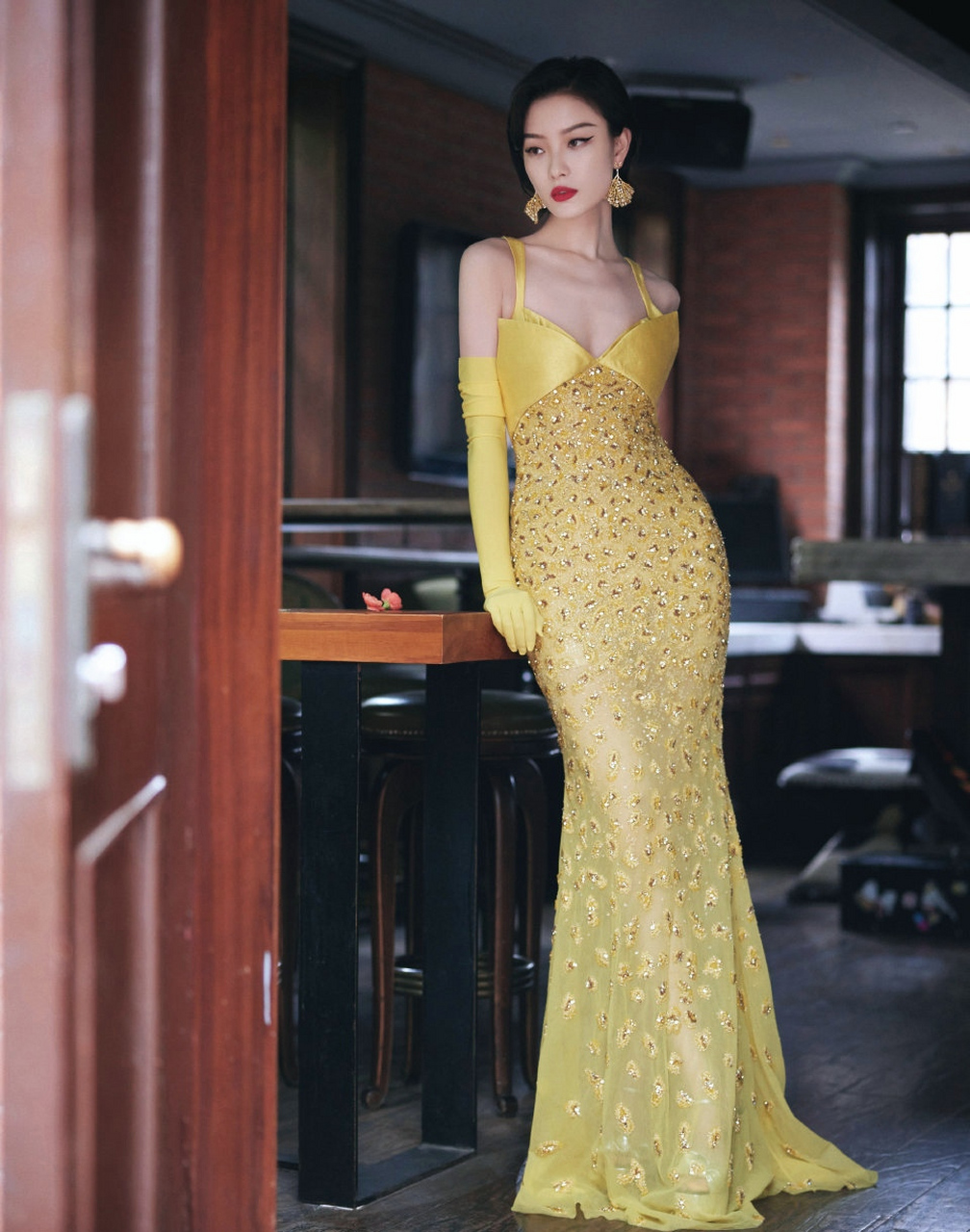 倪妮金色长裙造型,尽显高贵优雅气质#倪妮
