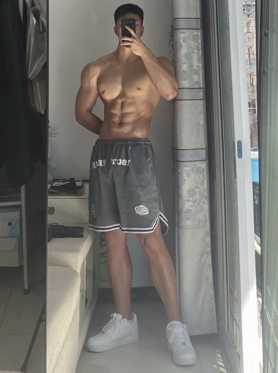 黑皮肌肉型男对镜玩自拍,身上的男人味都快溢出屏幕了