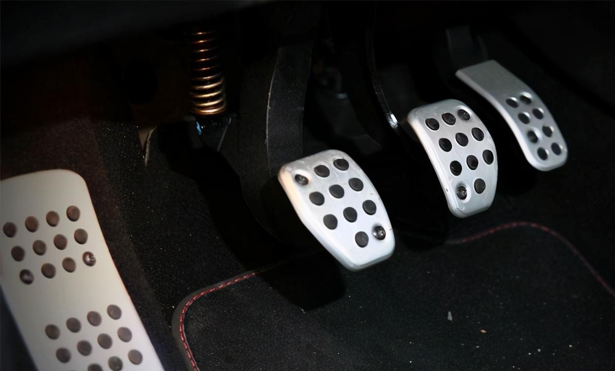 刹车时要不要踩离合?两个一起踩动力会更好吗?听专业人士怎么说