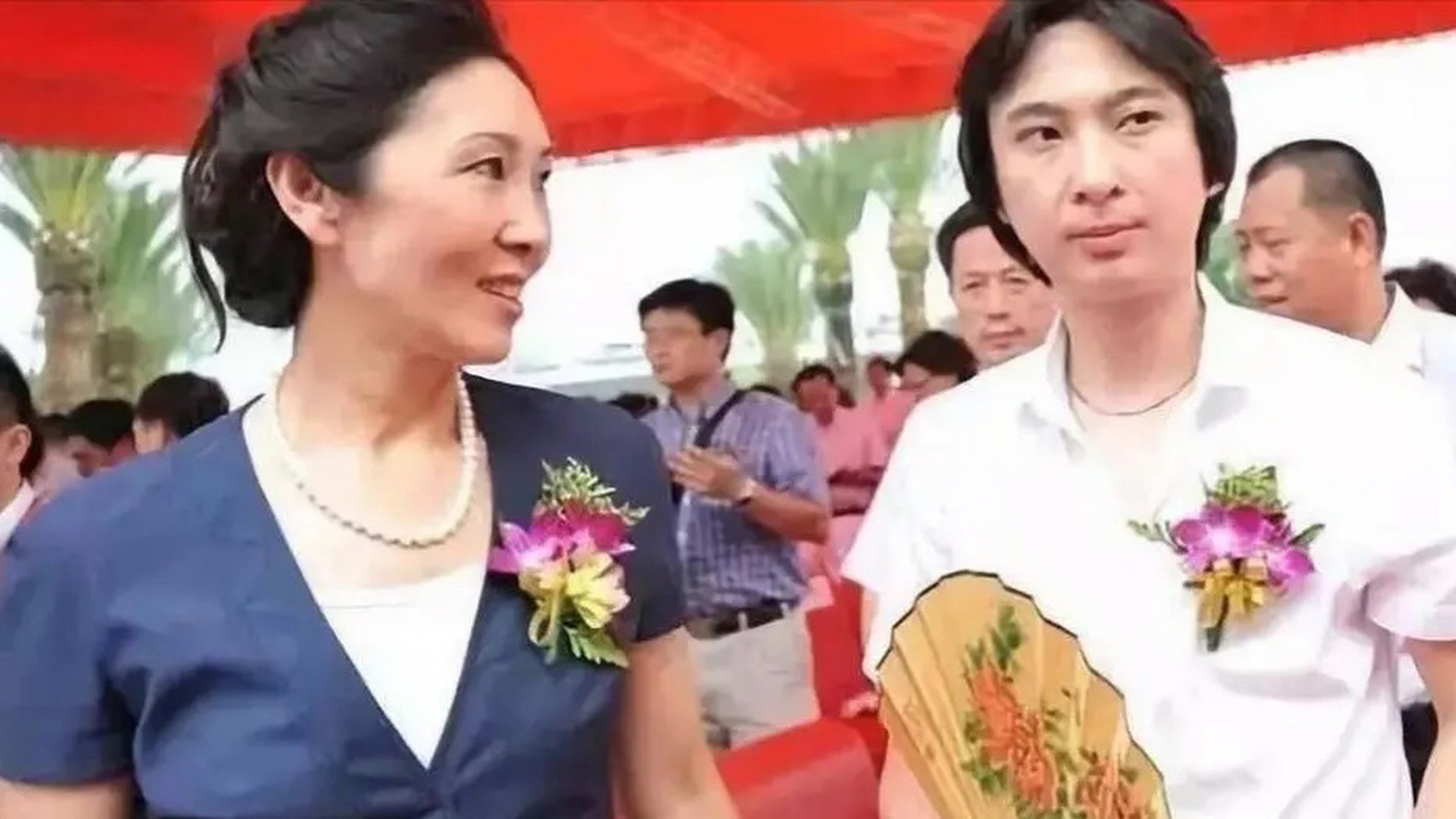 主持问王健林老婆:"你老公资产过亿,前几年还是首富,你也算是嫁入豪门