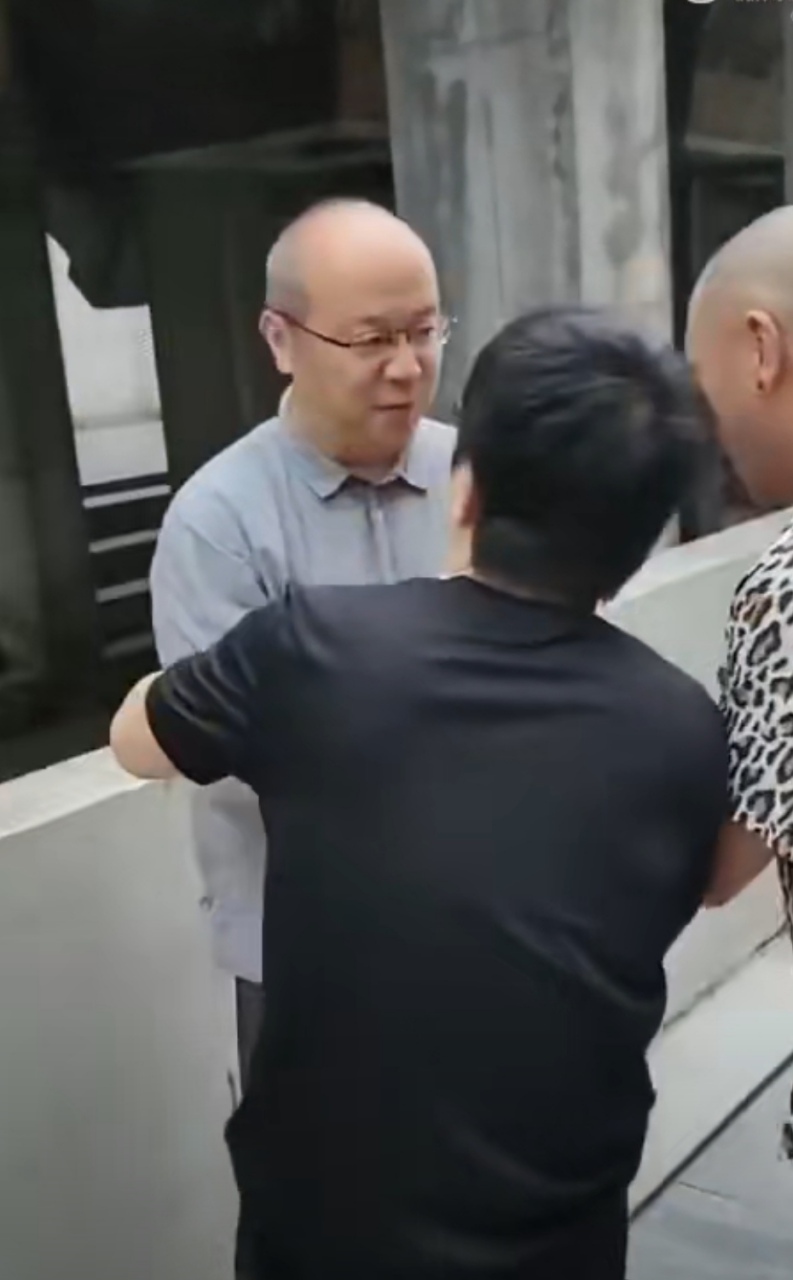 窦唯的近况,看着很平易近人.现在年龄小点的很多都不知道他了吧?