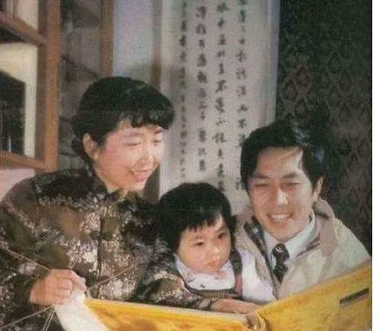 1990年元月24日,唐国强妻子孙涛在写给女儿的遗书中这样说:这是妈妈