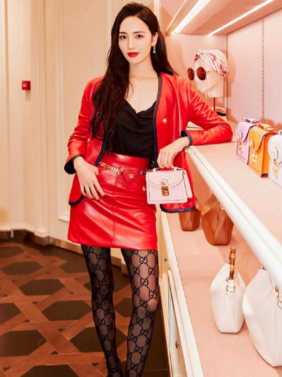 王紫璇红色皮裙配黑色丝袜,复古性感美人 #|||王紫璇红色皮裙配黑色