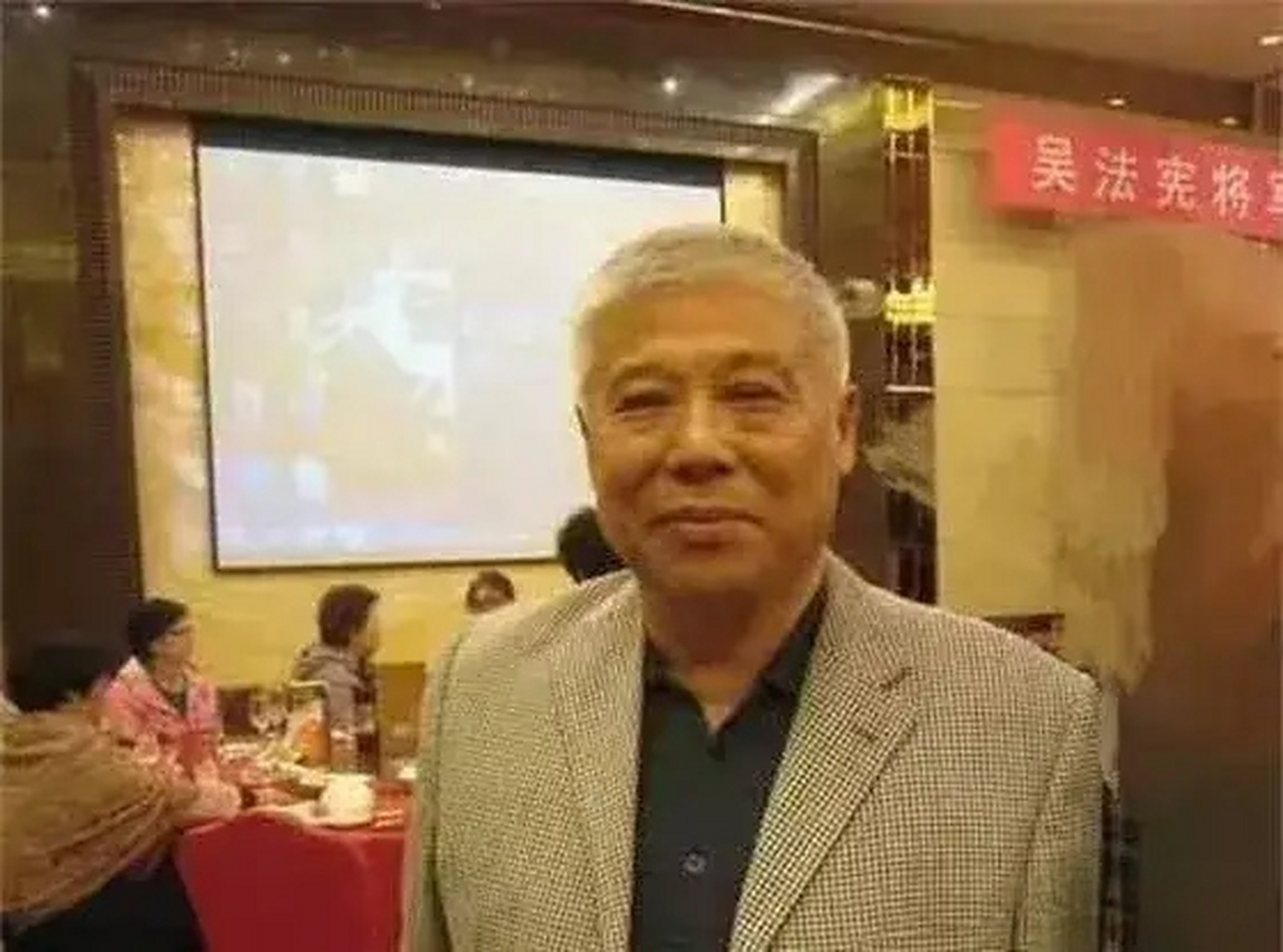 吴新潮是吴法宪唯一的儿子,他的身份特殊,曾经荣耀过,也曾经沉沦过.