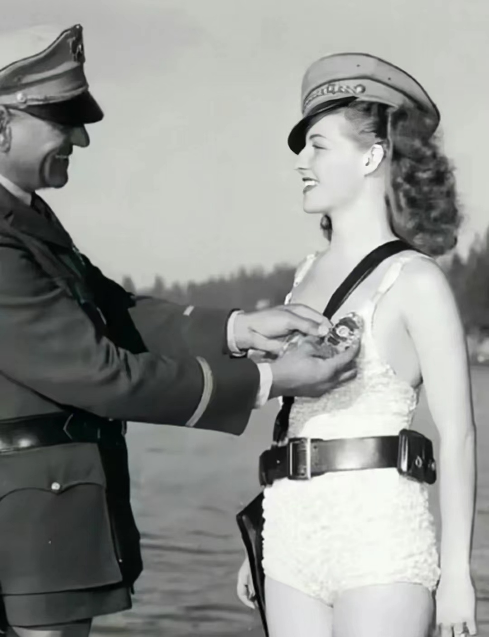 30年代,美国军官在给一名女警授勋时的情景,女警头戴大盖帽,长相清纯