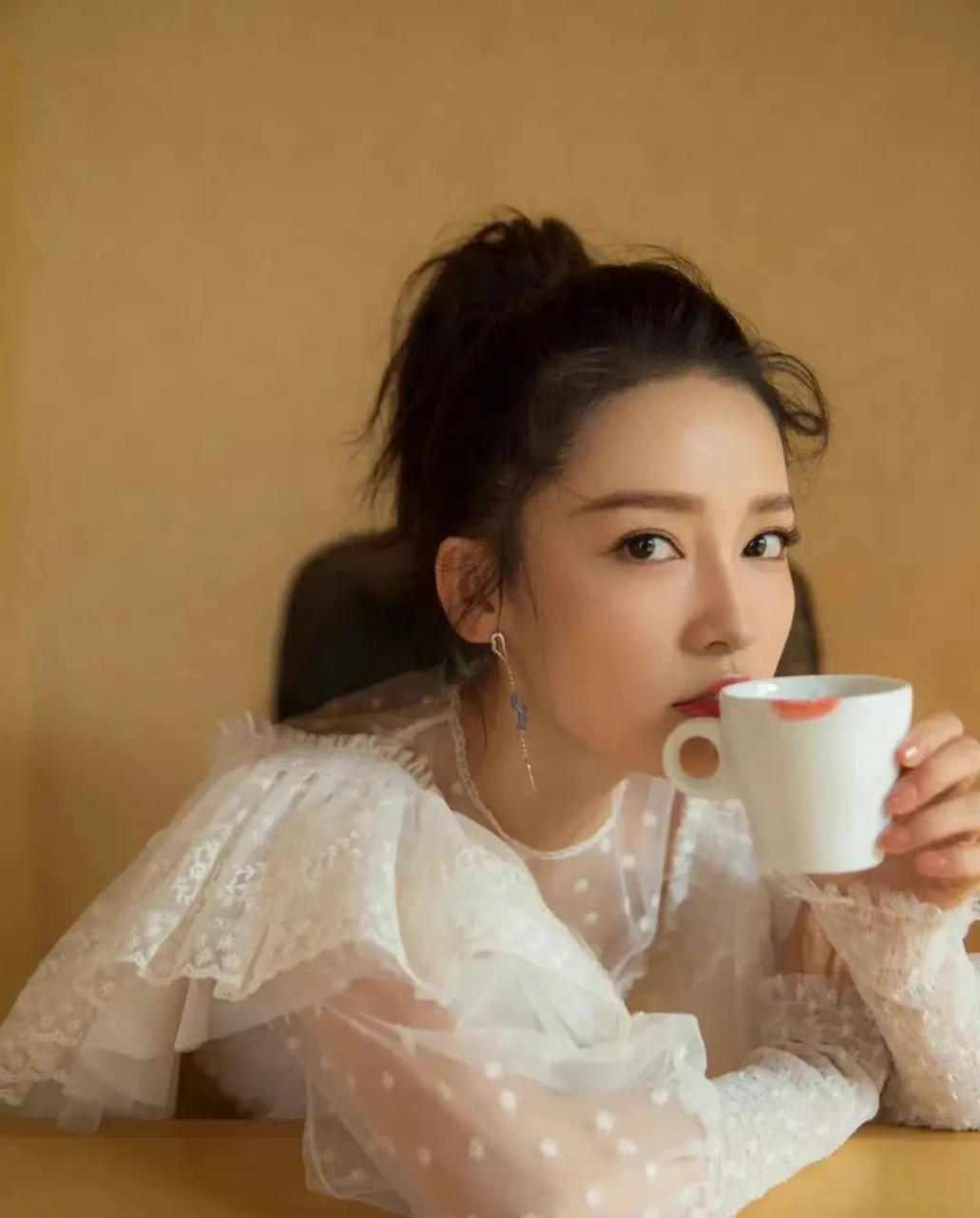 张艺兴李沁恋情# 张艺兴李沁逛街大方牵手!疑似官宣恋情!