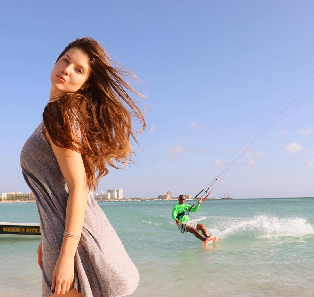 美国的知名模特,网红,也是一名跨界演员.阿曼达·瑟妮