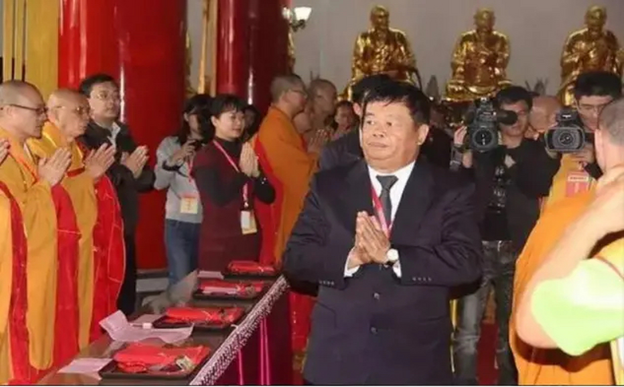 曹德旺和王石一起参观万福寺,寺庙破败不堪,方丈说重修寺庙需要1600万