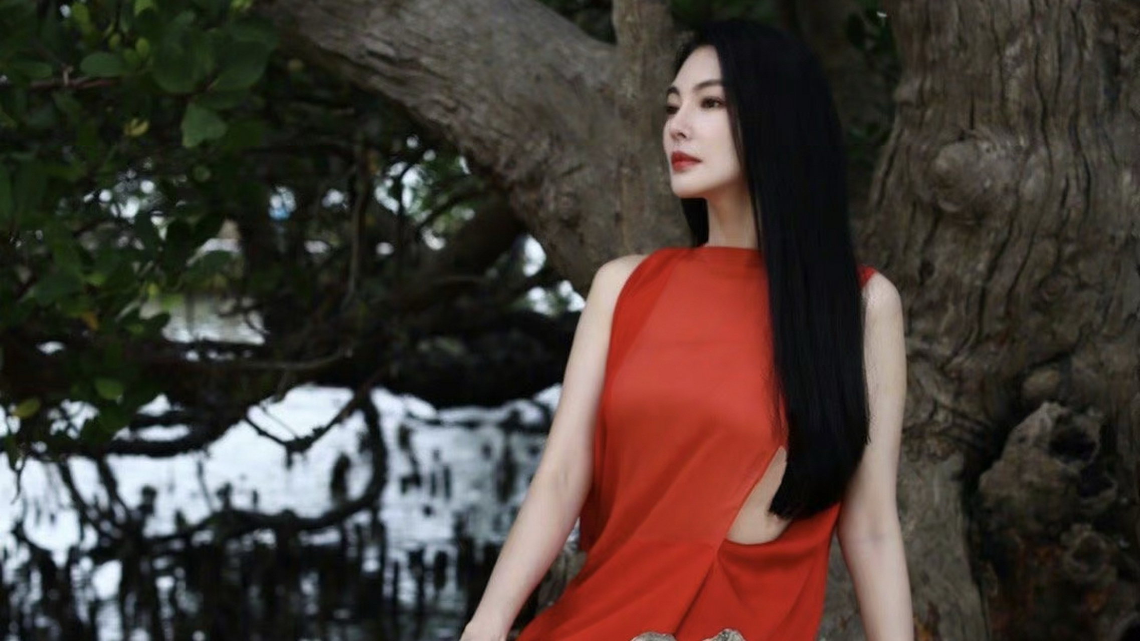 张雨绮赤脚红裙大片