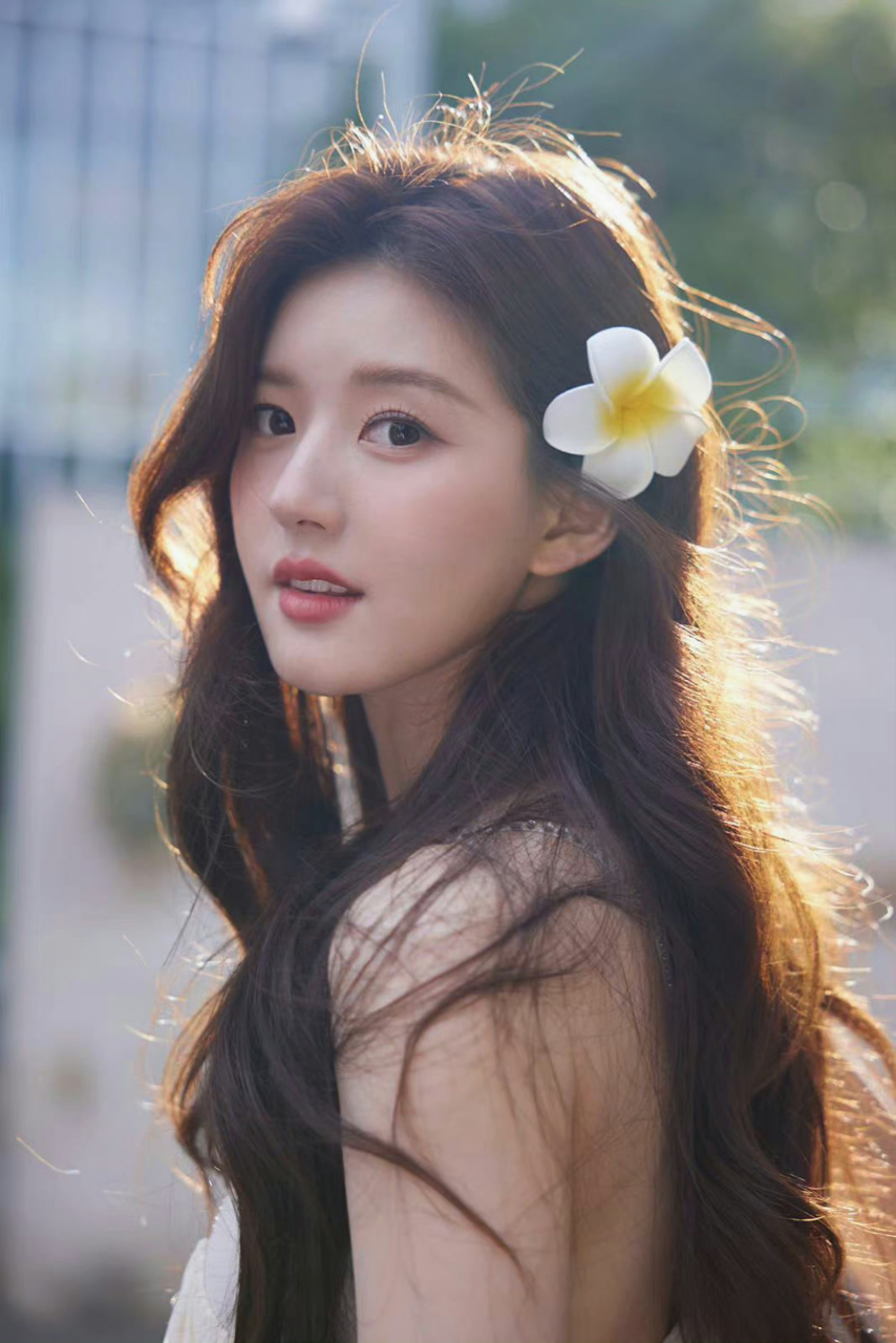 赵露思七夕库存照# #赵露思陪你过七夕# 赵露思七夕库存照嘟嘟小嘴的