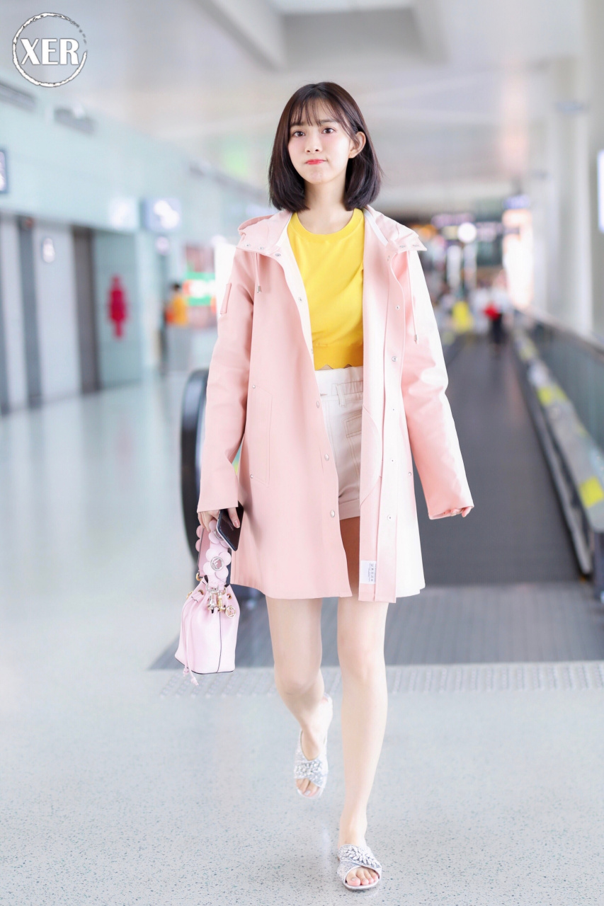 孟子义穿拖鞋  秀美腿玉足