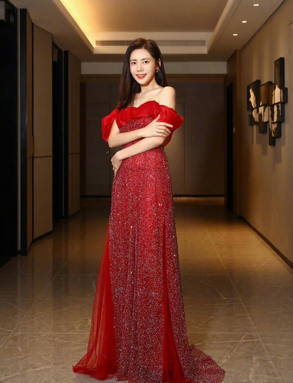 秋瓷炫分享开工美照,她的状态是姐姐辈里比较优越的了,肤色白皙透亮