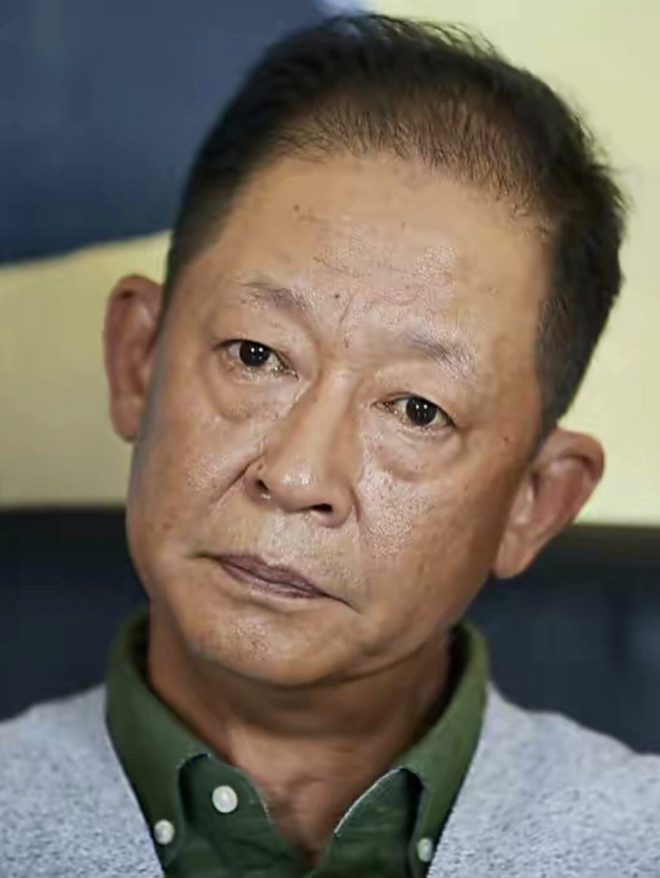 王志文在《黑冰》里说:"穷人总是把好的东西送人,还担心别人瞧不起,看