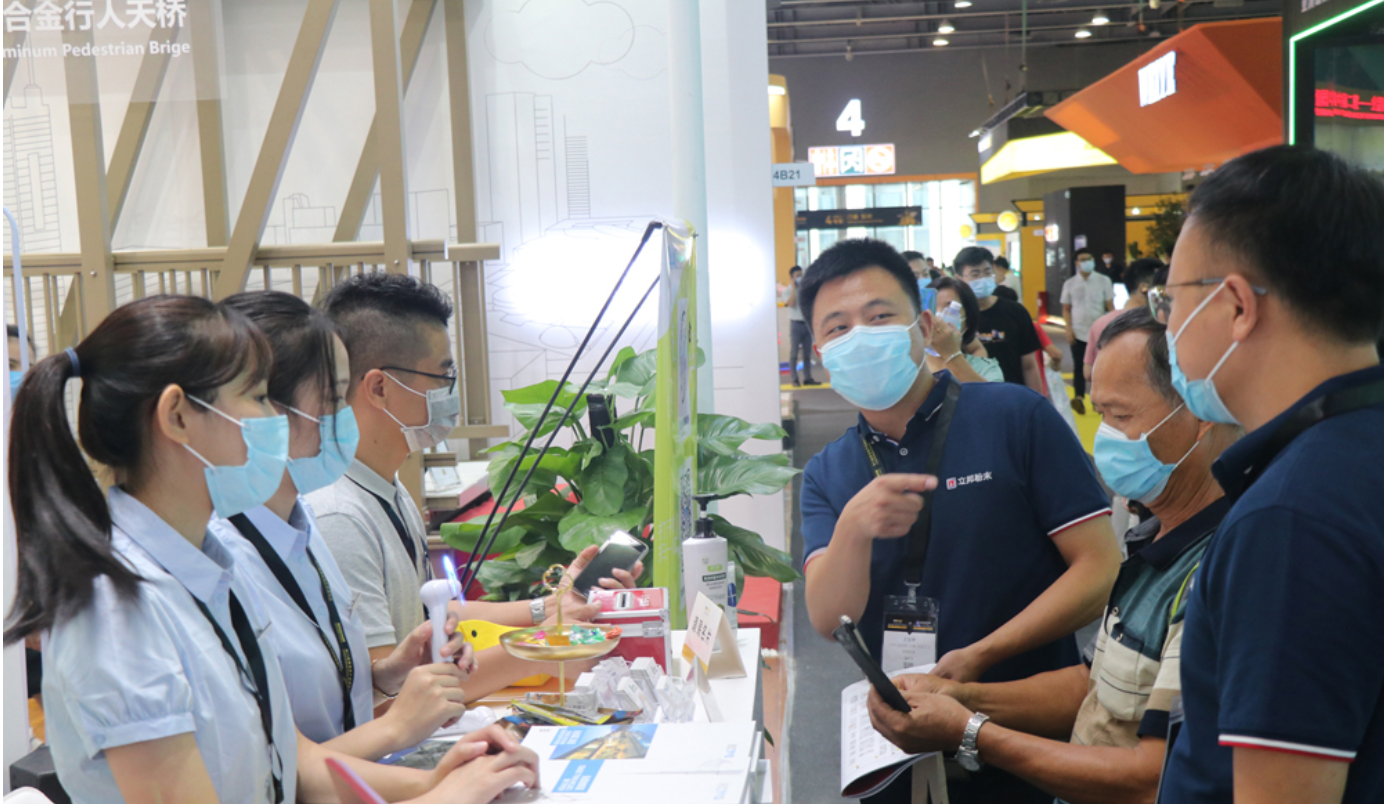 aag亚铝工作人员热忱接待展会咨询者