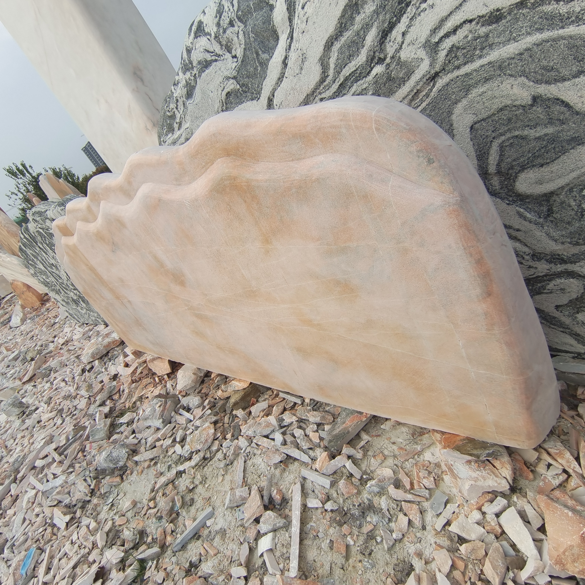 四米宽晚霞红景观石等待刻字中