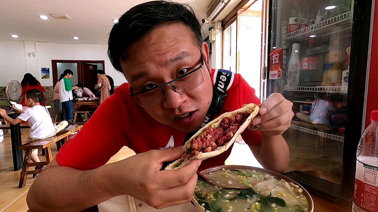 品尝临泉特色鸡汤面叶,配上驴肉火烧,凌乱的搭配却很香