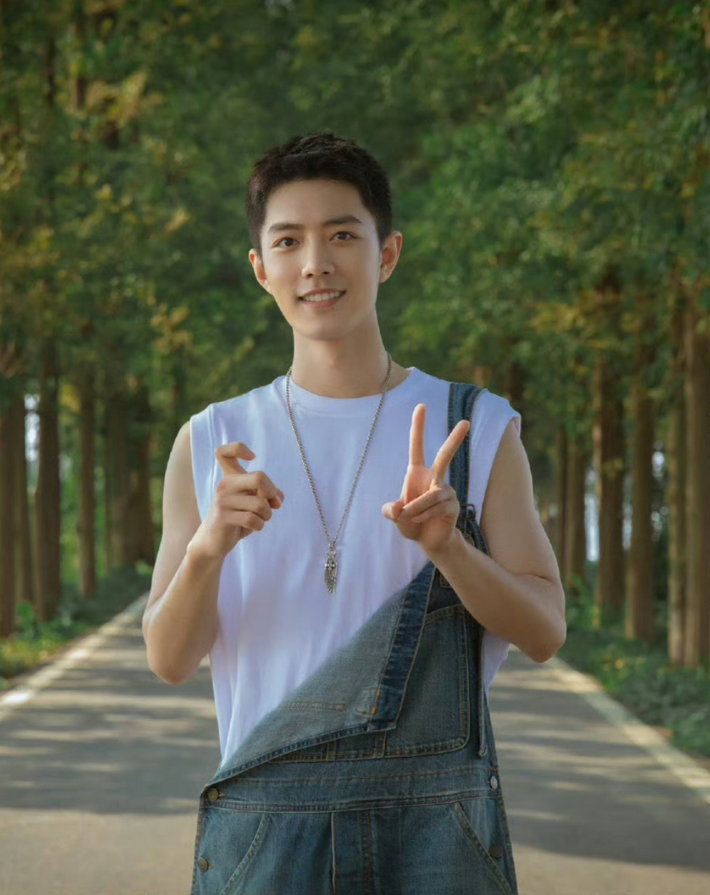 肖战终于穿背带裤了# 穿背带裤的肖战看起来好青春活力!
