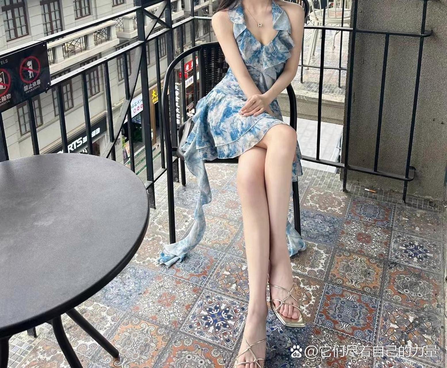 福楼拜曾告诉莫泊桑,公众由无数的群体组成,他们都向我们呼喊着: 安慰