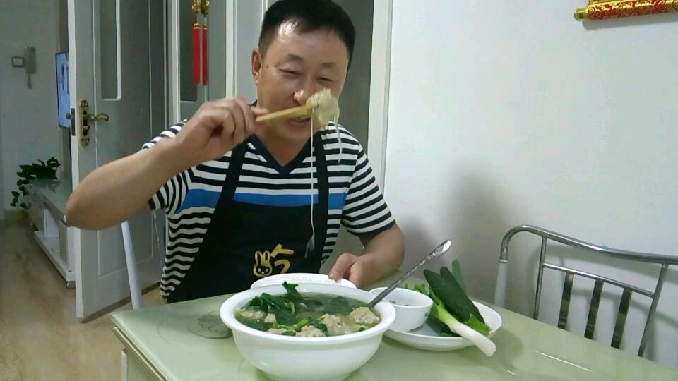 菠菜粉丝丸子汤,菠菜滑爽,丸子香喷喷,二哥吃过瘾