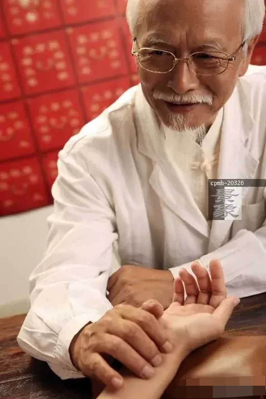 她说,老中医看病时双眼微闭,不让侄  女说话,神情十分专注的样子.