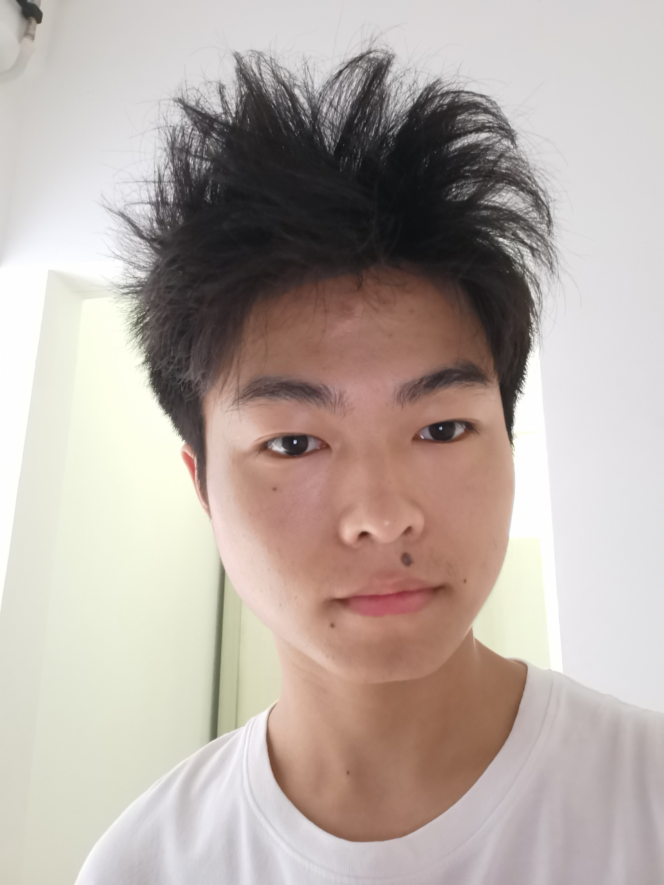 睡个觉起来头发都睡着炸了9898