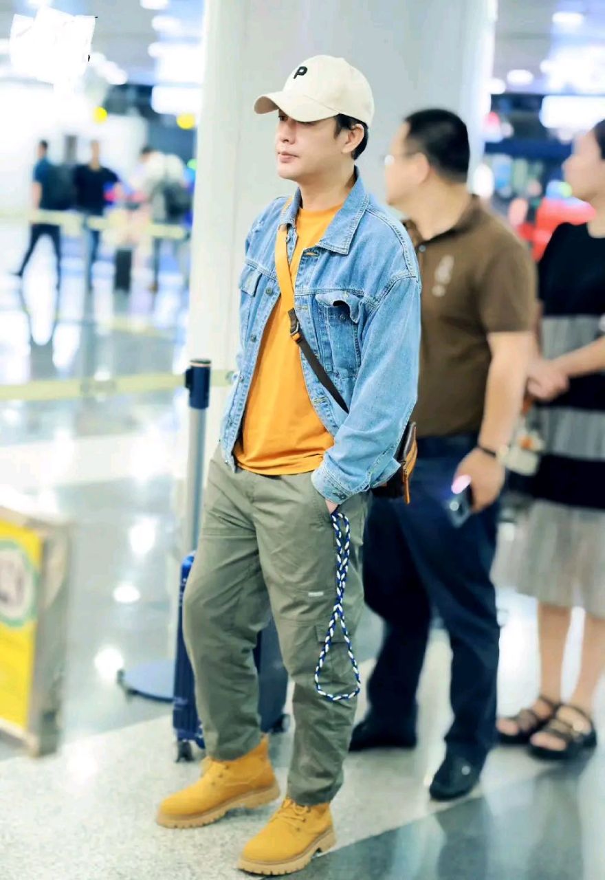 今天张颂文亮相西宁,他这次搭配的非常帅气,看上去特别的有大牌明星