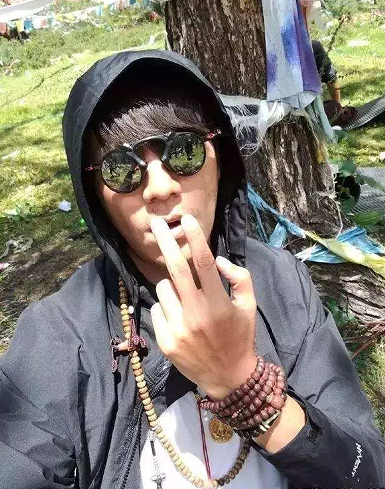 陈坤私生子晒家人合影!戴佛珠黝黑壮实不像爸,定居国外生活优渥