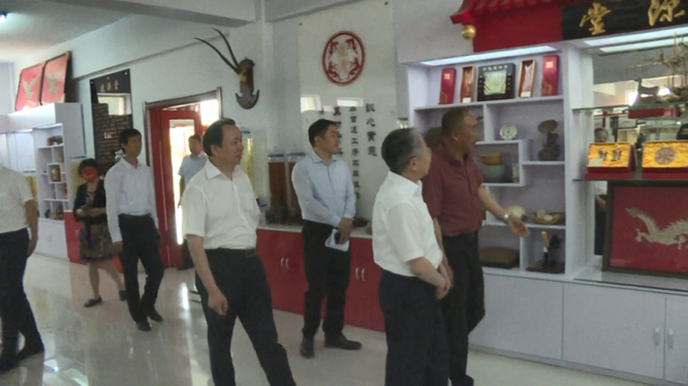 6月15日,省市场监督管理局局长甄杰带领调研组到我县调研鹿产业发展