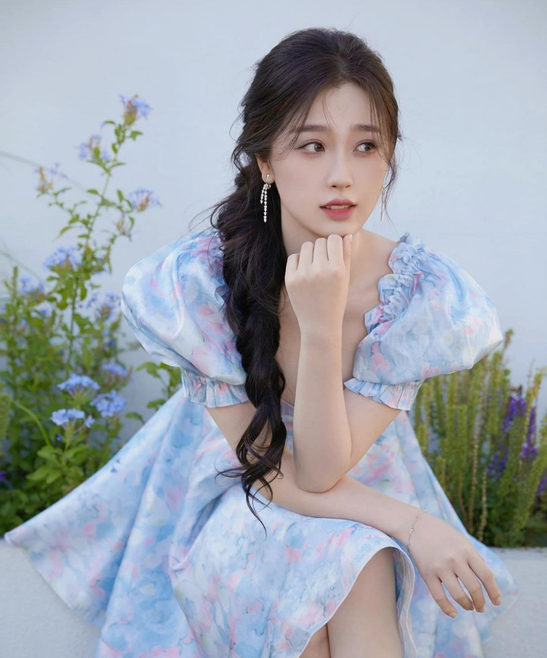 虞书欣一袭蓝色碎花公主裙造型,甜美又可爱,同时又有一些些的性感.