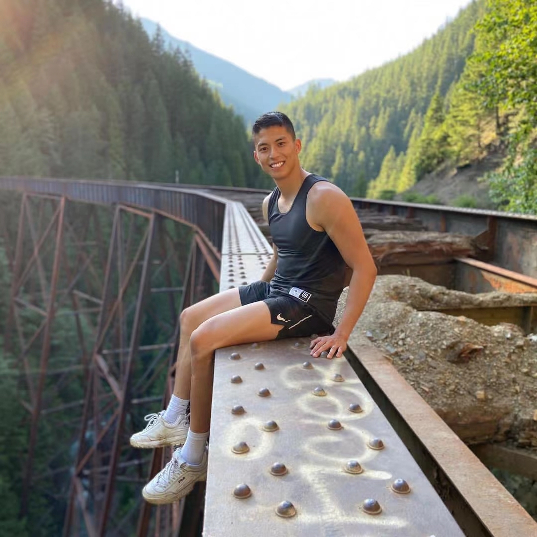 黑皮男模既阳刚又帅气,扎实的肌肉尽显男友力,拍照超上镜