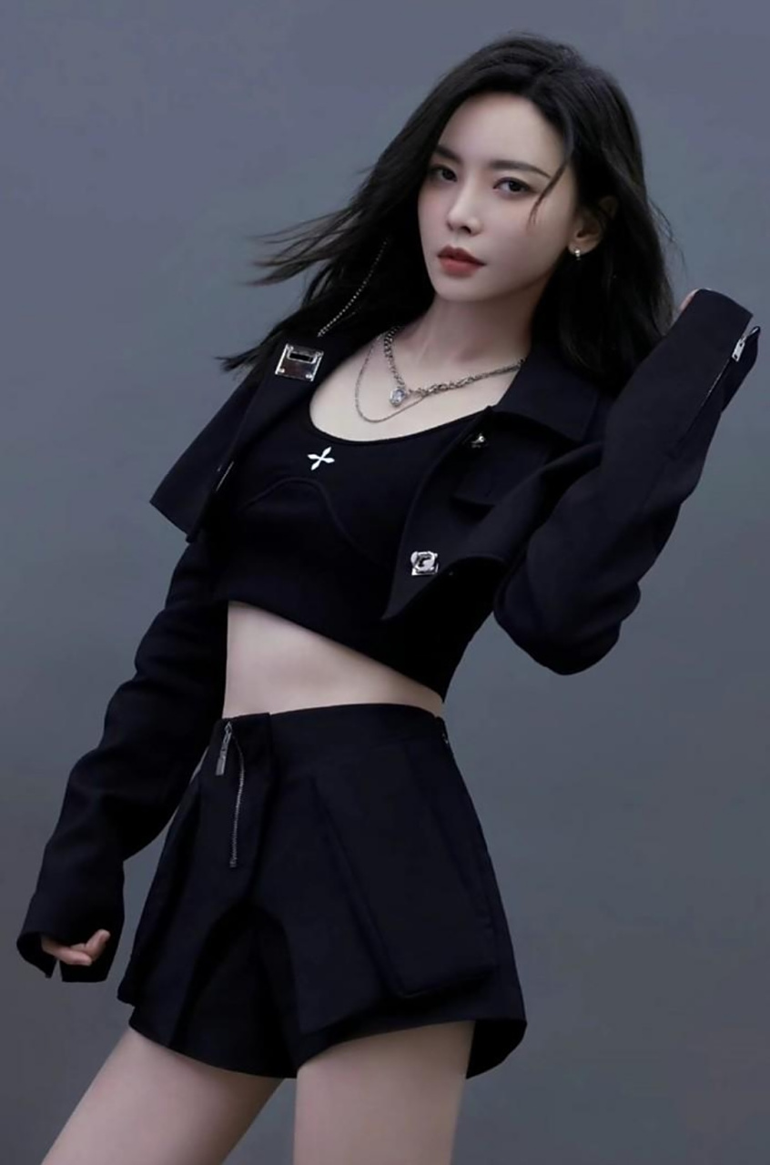 于文文,唱歌非常好听,一首《体面》火遍大江南北.