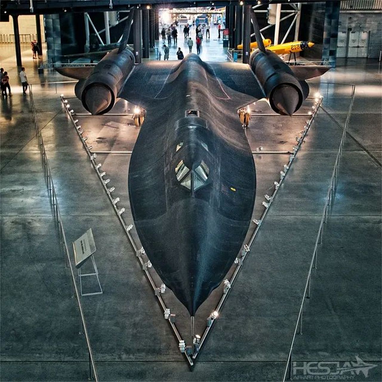 战机欣赏:sr-71"黑鸟"战略侦察机,目前仍然是世界上飞得最快的飞机.