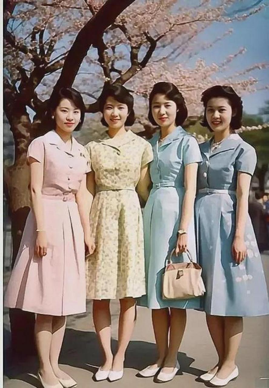 上个世纪五十年代的日本女性,照片中不难看出她们穿着时尚面貌姣好,也