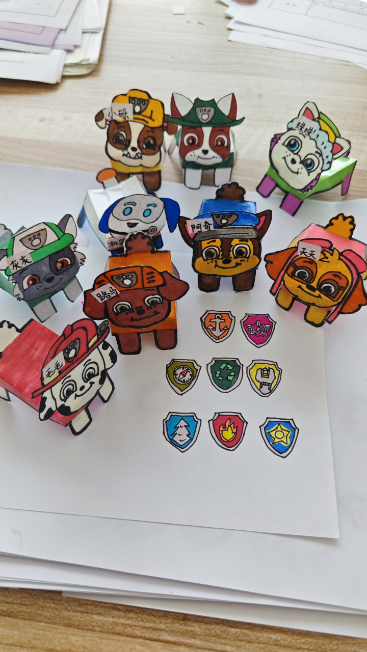 汪汪队队员来认领狗牌吧!
