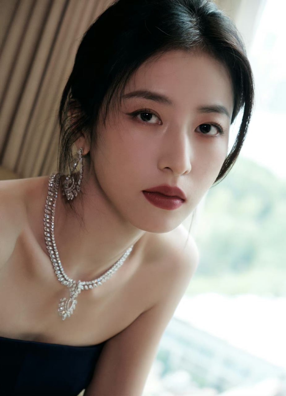 周雨彤# 一袭深蓝色抹胸束腰礼裙,尽显窈窕曼妙身姿与高贵优雅气质