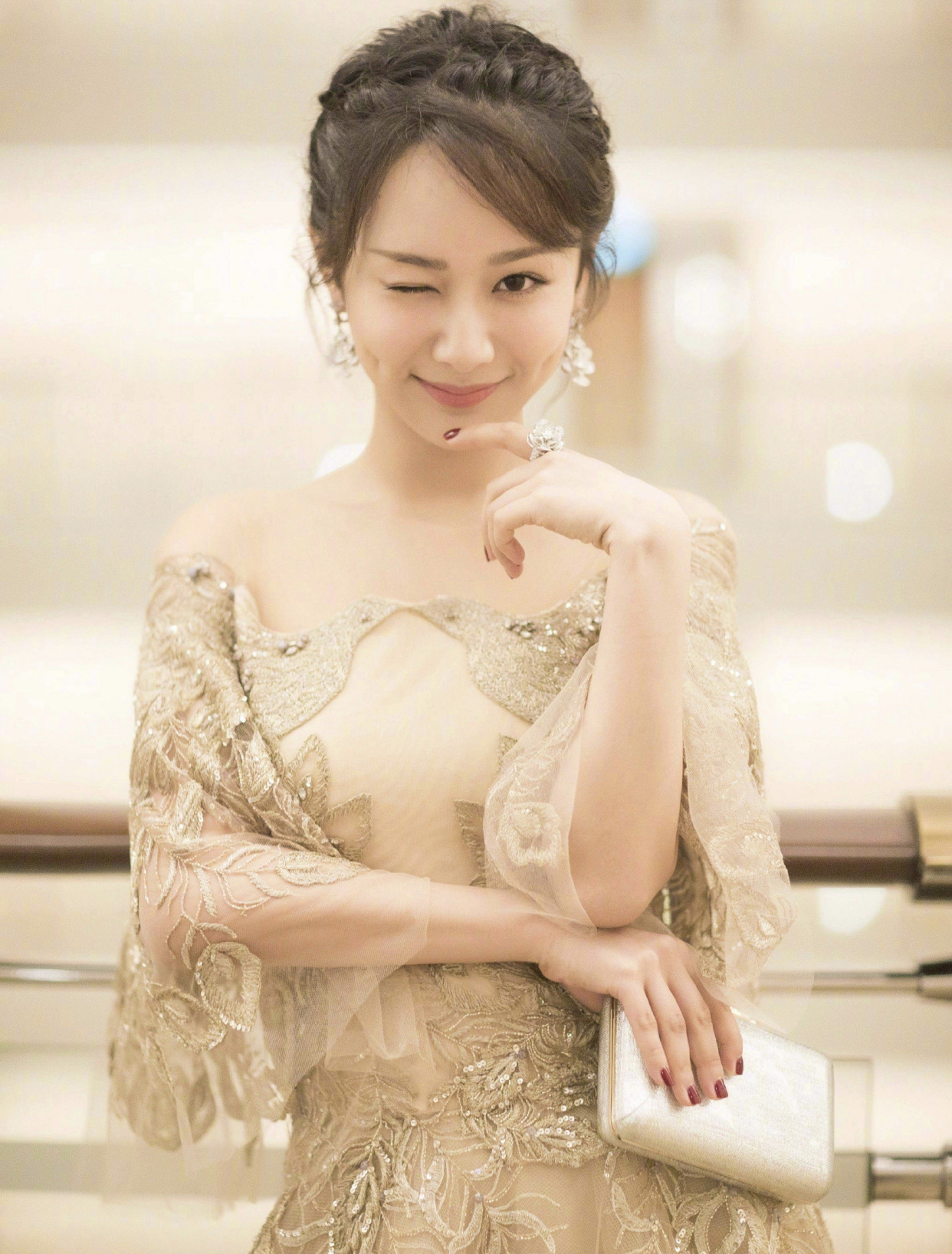 时尚芭莎红毯上杨紫成为热议焦点,遭遇黑粉攻击