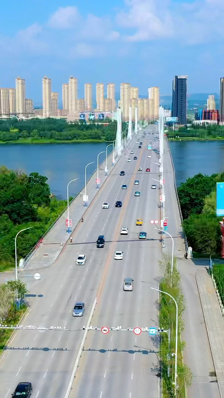 衍水大桥横跨太子河东西两岸,南邻高尔夫俱乐部,2012年10月23日竣工